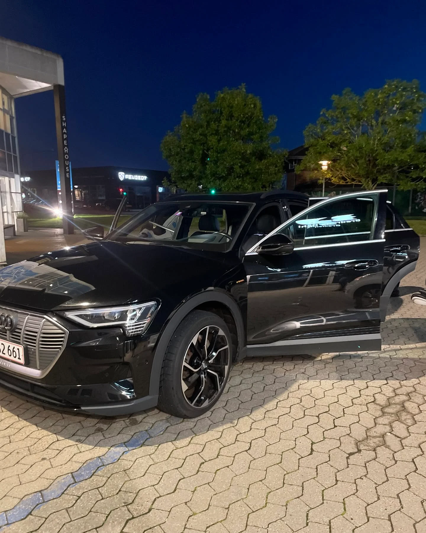 Audi e-tron klargjort på kundens adresse