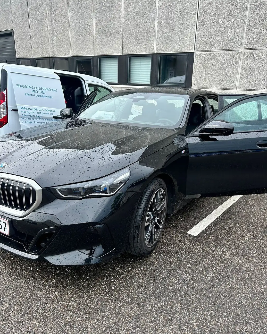 Sort BMW 5-serie klargjort før tilbagelevering af leasingbilen