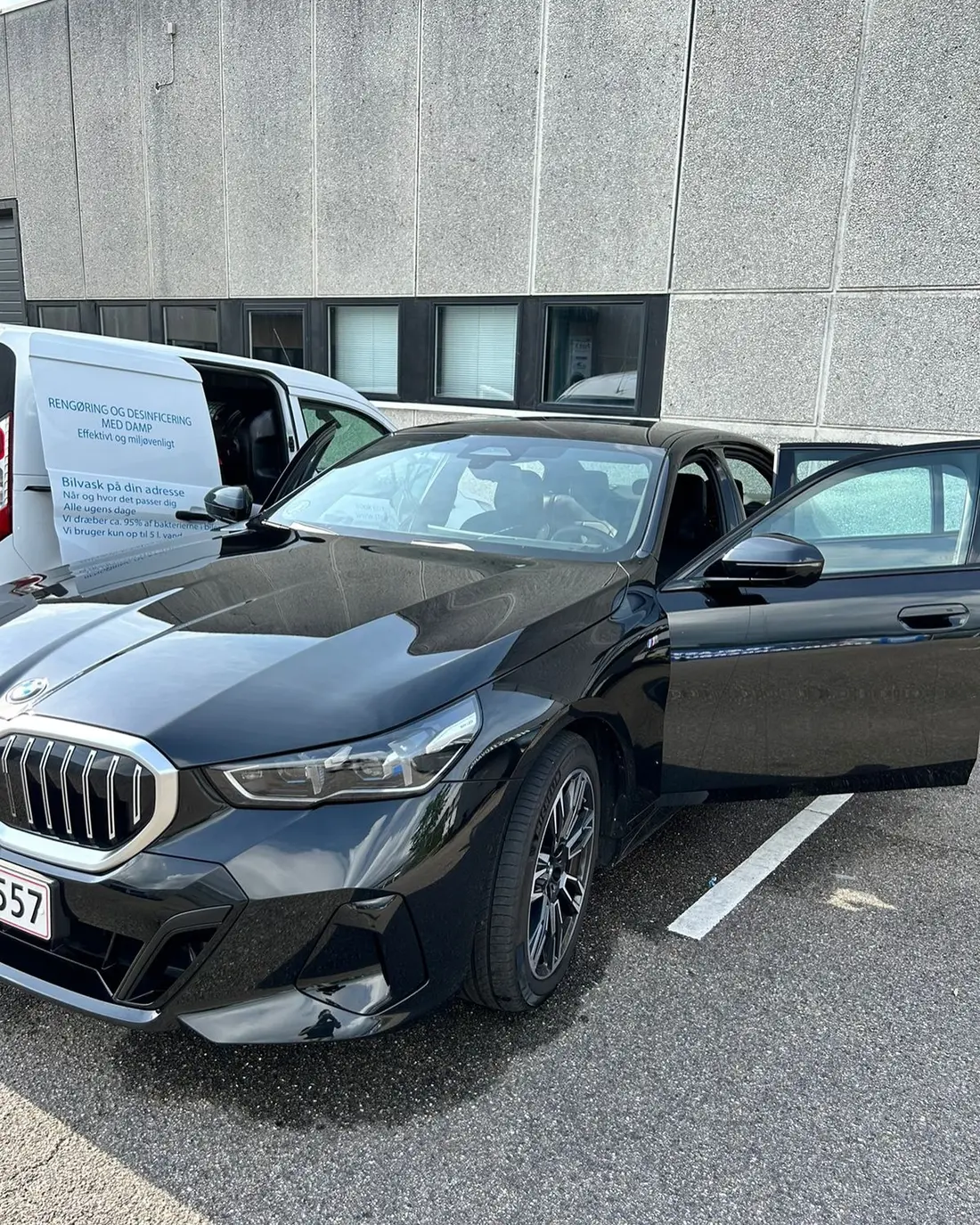 Sort BMW firmabil klargjort på virksomhedens adresse