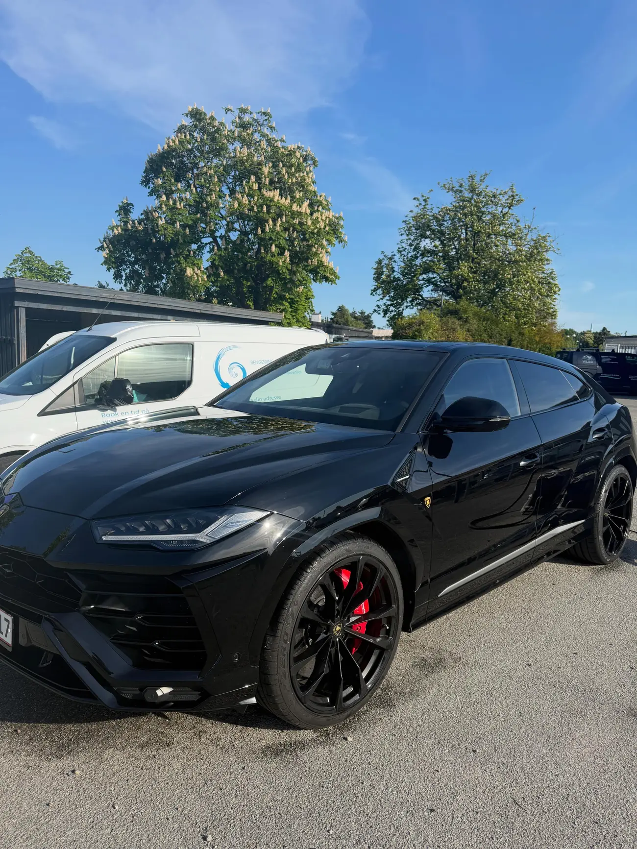 Sort Lamborghini Urus med spejlblank lak efter behandling hos Steam Blue