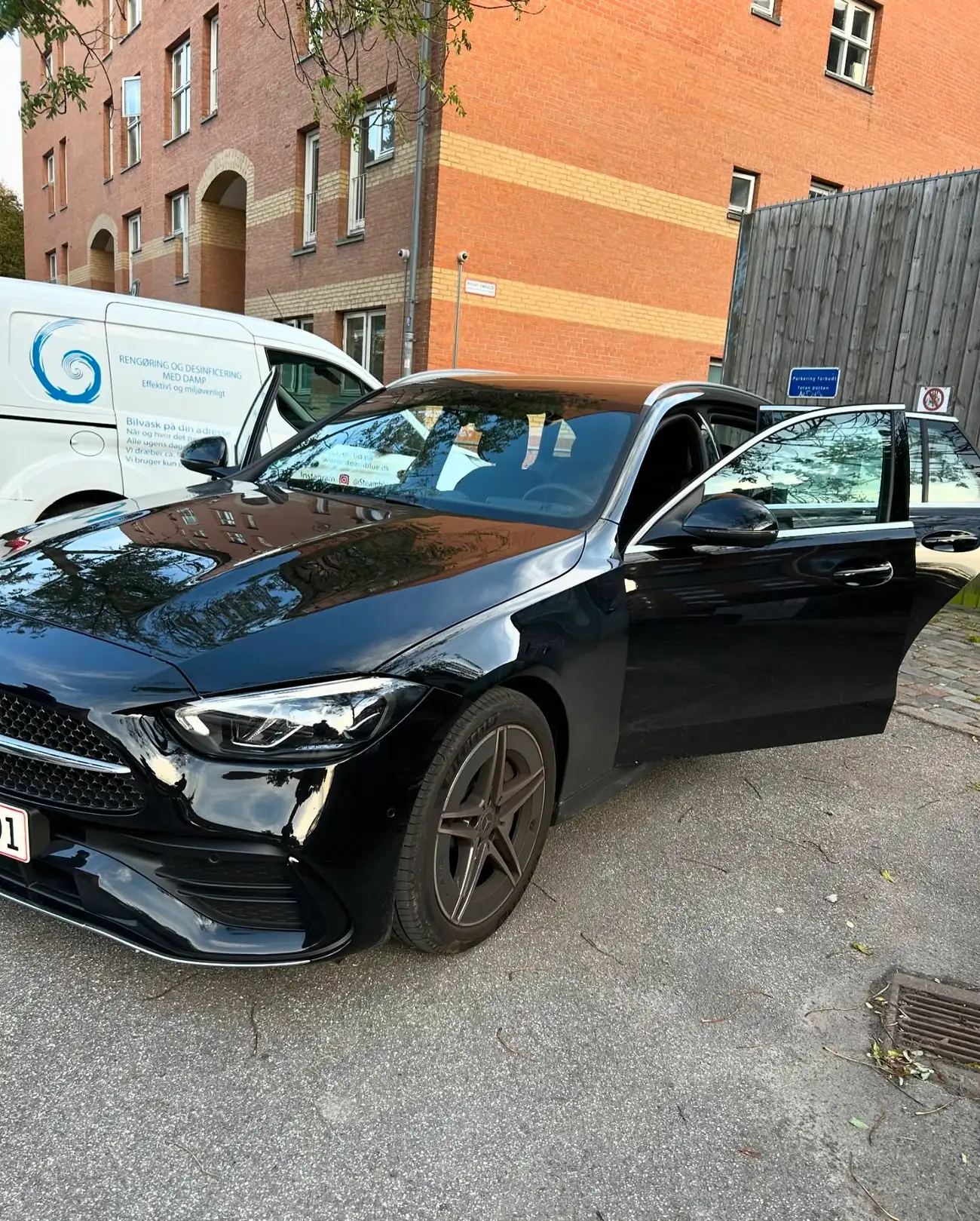 Sort Mercedes AMG Line vasket ved Steam Blues firmabil på kundens adresse