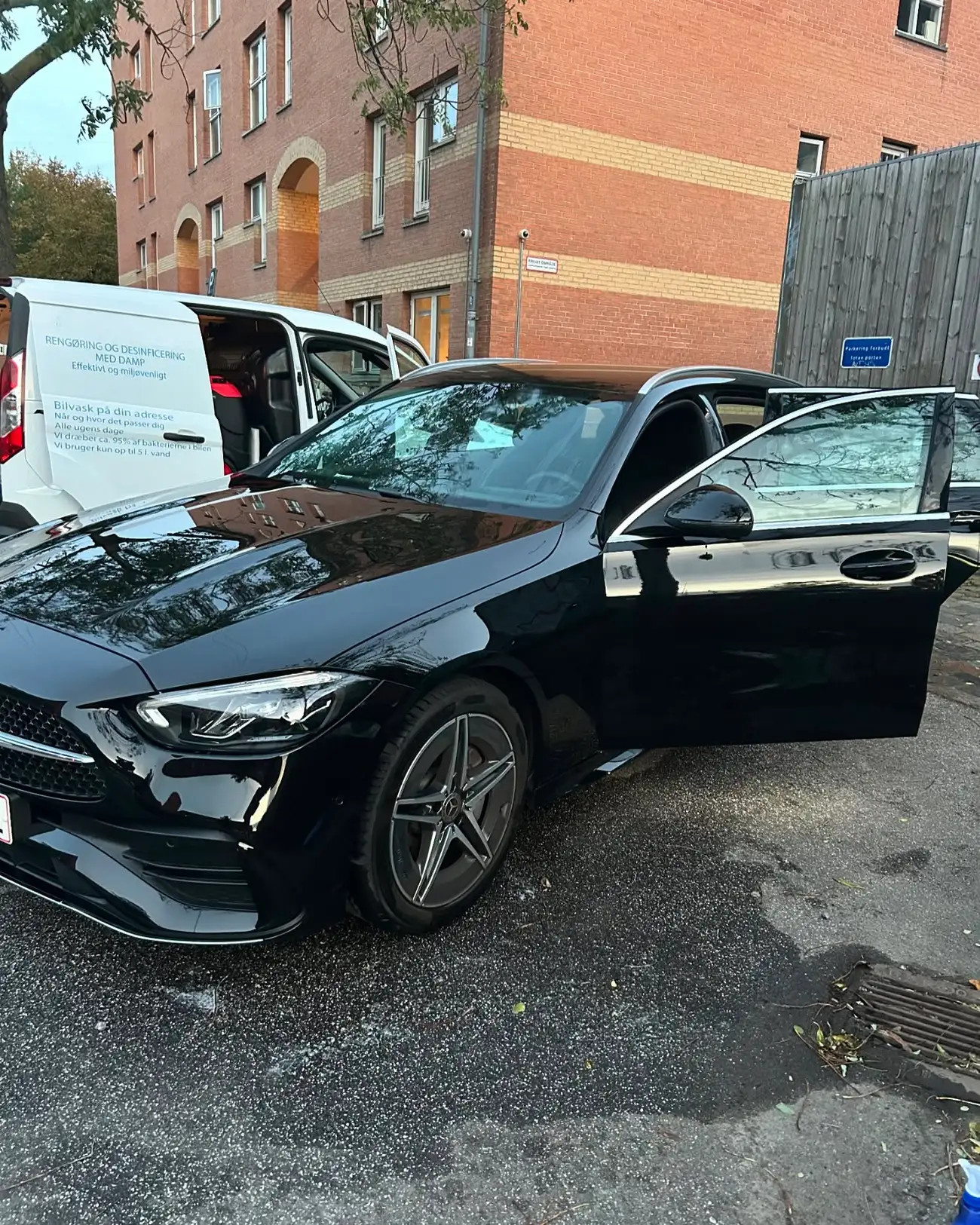 Sort Mercedes AMG Line rengjort som del af en fast aftale