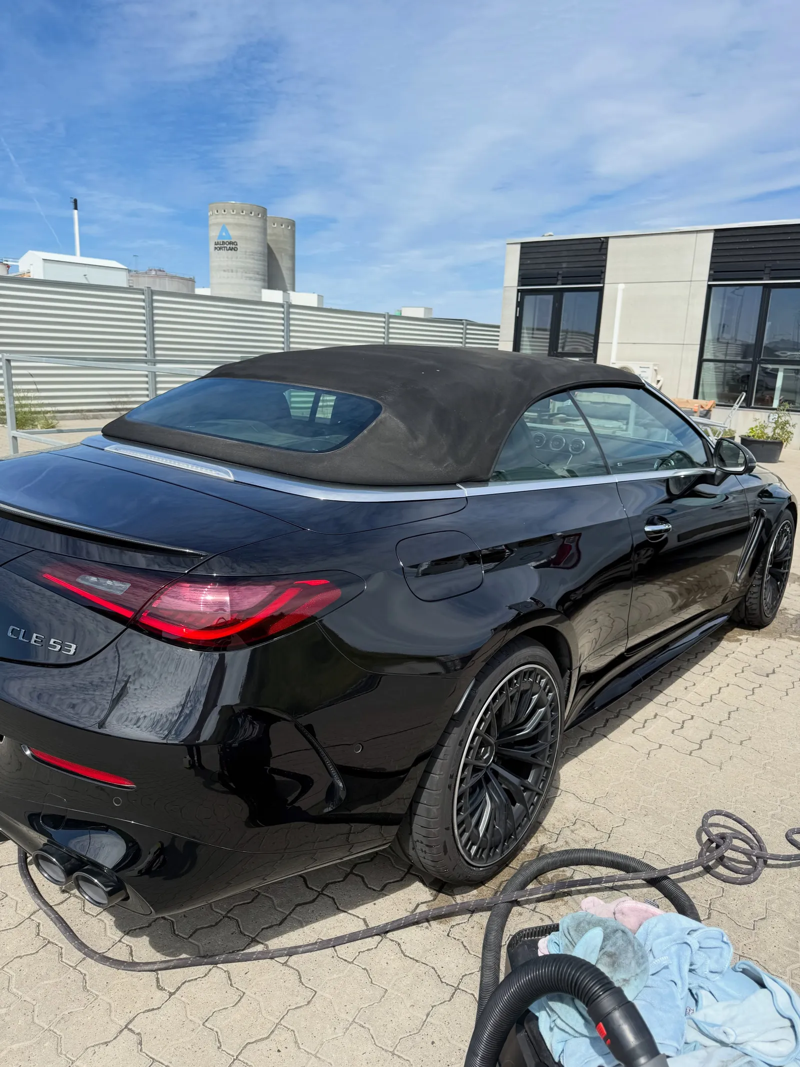 Samme Mercedes CLE 53 Cabriolet efter behandling, hvor den sorte lak står spejlblank
