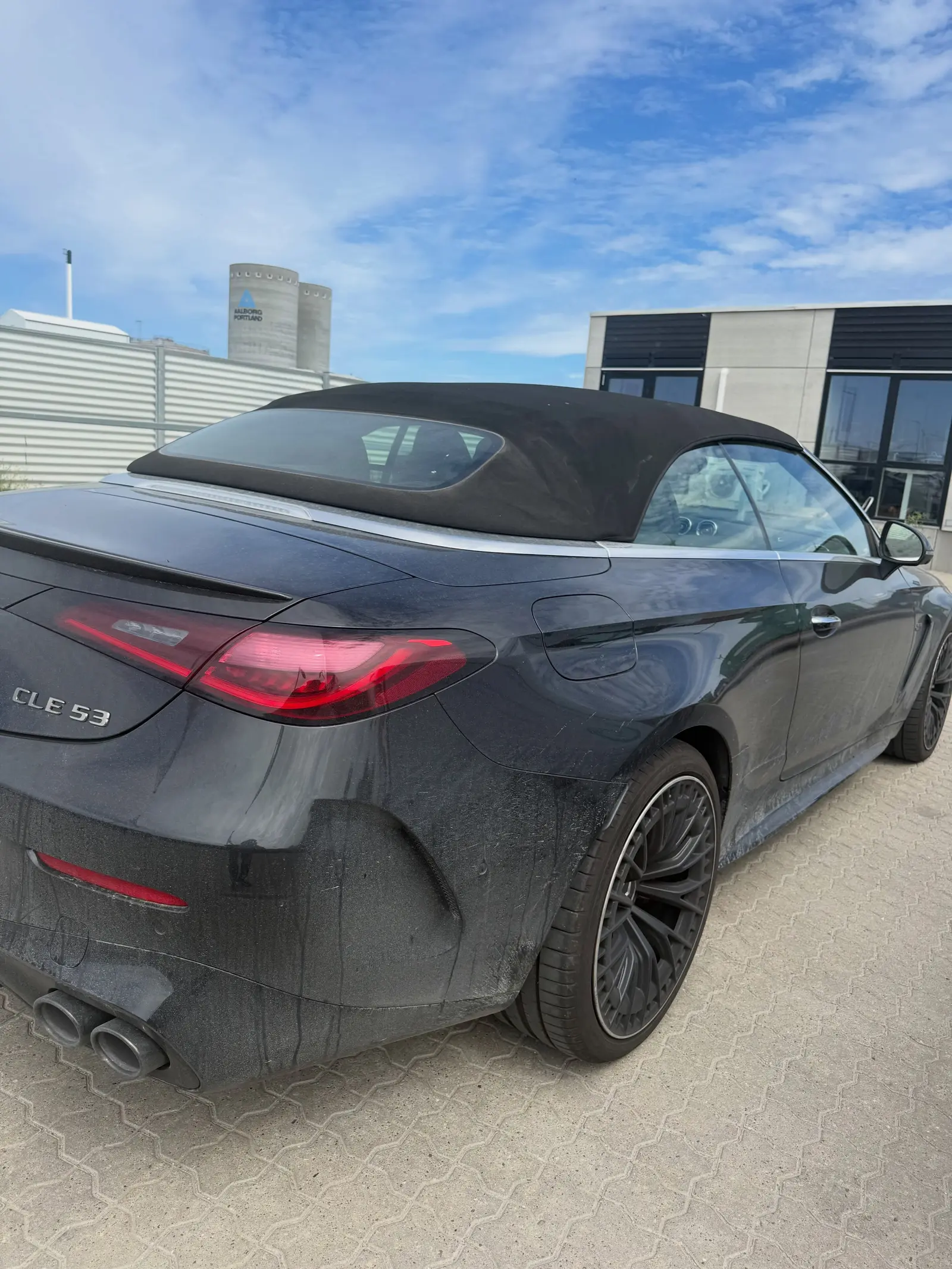 Mercedes CLE 53 Cabriolet før behandling med et mat lag vejsnavs på den sorte lak