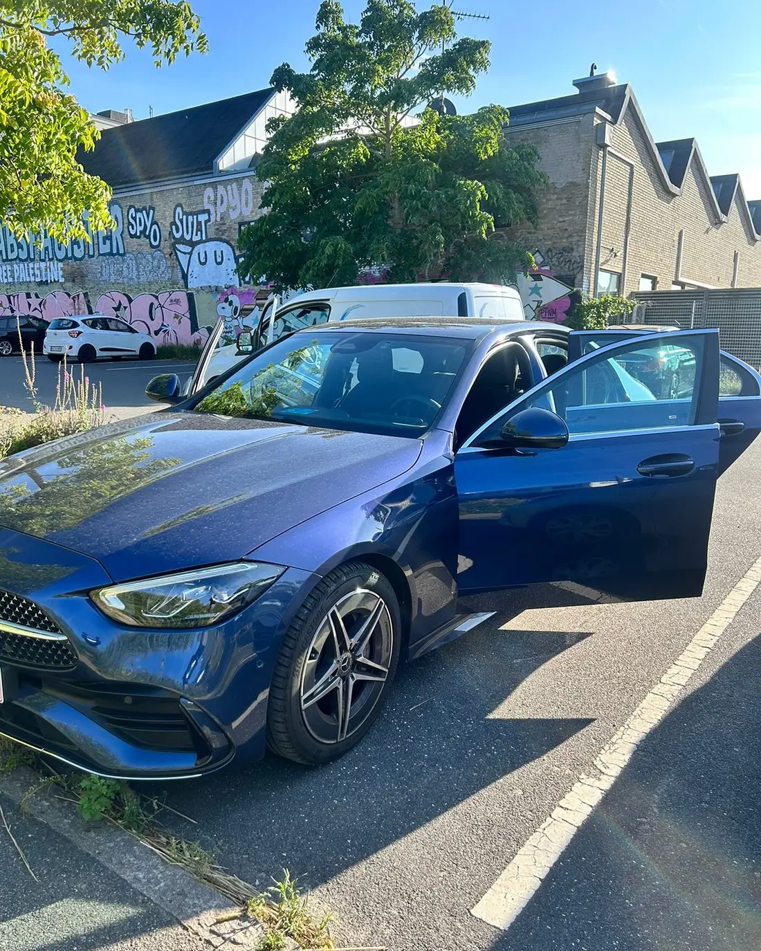 Mørkeblå Mercedes C-klasse vasket i hånden uden ridser i lakken