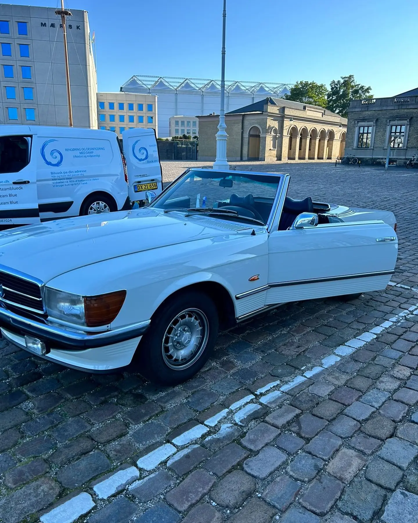 Hvid Mercedes SL cabriolet på fast aftale om mobil bilvask
