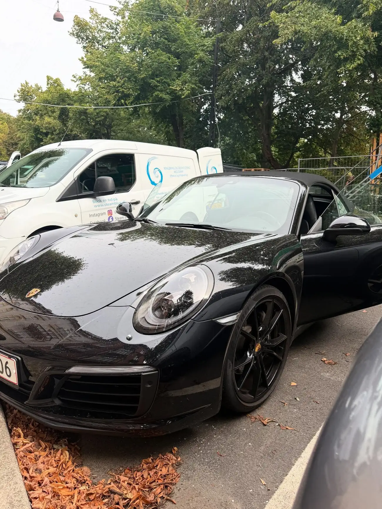 Sort Porsche 911 fotograferet ved Steam Blues firmabil før behandlingen begynder
