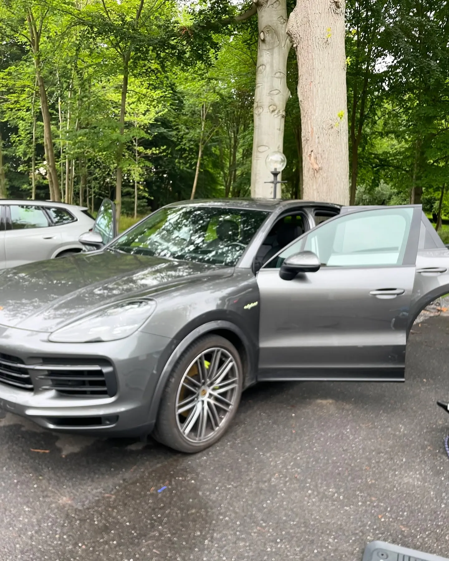 Porsche Cayenne rengjort ude og inde på kundens adresse