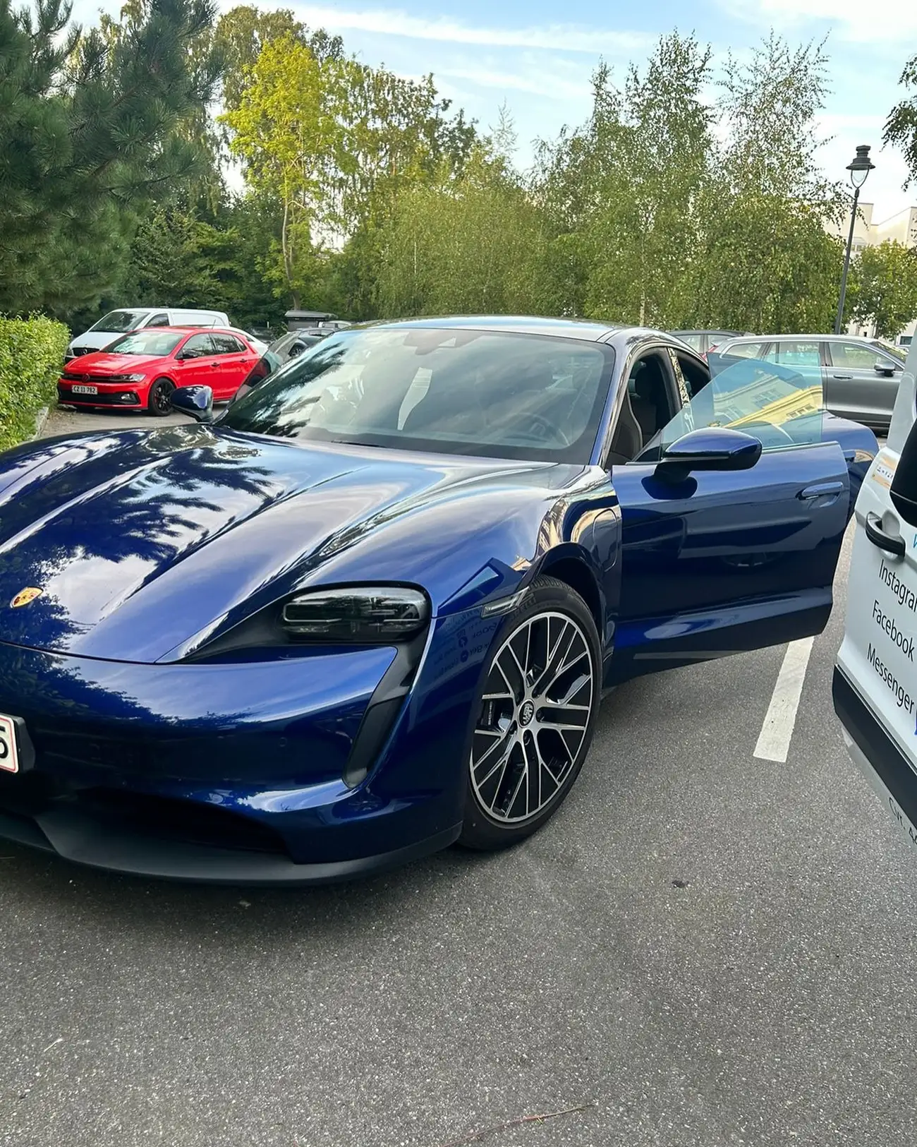 Mørkeblå Porsche Taycan poleret og klar til lakbeskyttelse